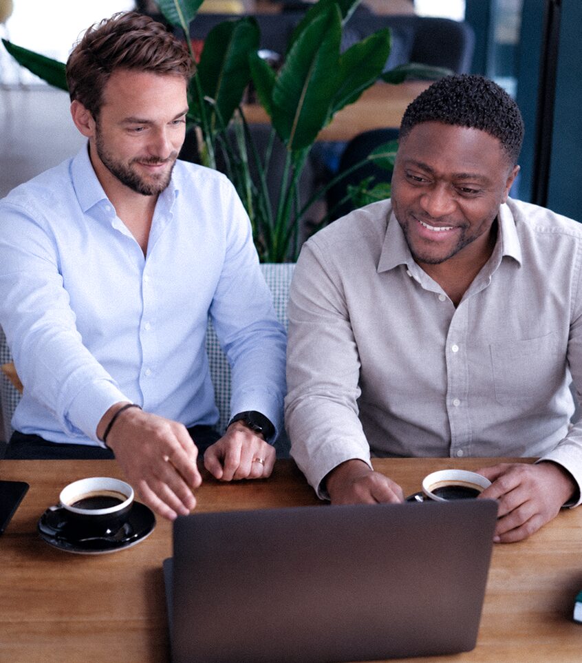 Zwei Kollegen besprechen ein Projekt am Laptop